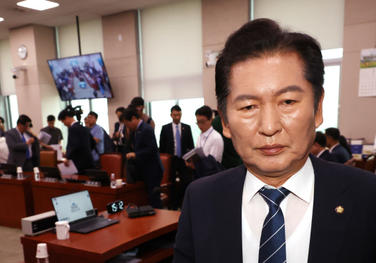 지난 7월9일 국회에서 열린 법제사법위원회 전체회의에서 더불어민주당 최고위원인 정청래 법사위원장이 산회를 선포한 뒤 퇴장하고 있다. 법사위 민주당과 조국혁신당은 윤석열 대통령 탄핵소추안 발의요청 국회 국민동의청원 관련 청문회 실시계획서를 국민의힘 측이 퇴장한 가운데 의결 강행했다.<연합뉴스 사진>